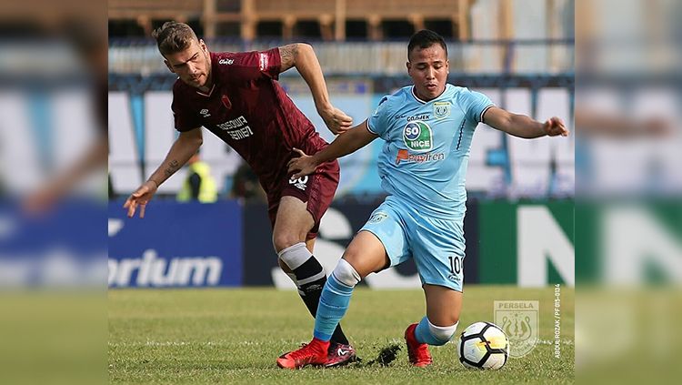 Duel pemain antara Persela Lamongan vs PSM Makassar. Copyright: © Persela Lamongan