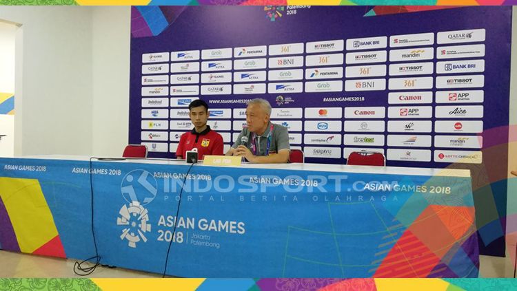 Timnas Laos konferensi pers usai laga. Copyright: © Petrus Manus Da' Yerimon/INDOSPORT