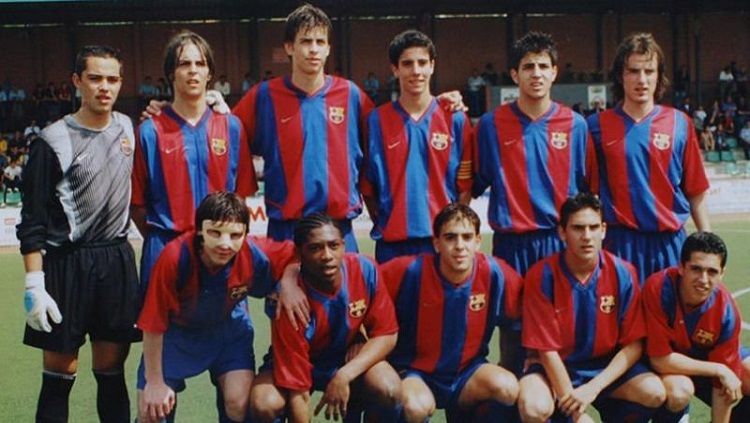 Cesc Fabregas saat masih berada di La Masia bersama rekan-rekan pemain seperti Lionel Messi dan Gerard Pique. Copyright: © Sportskeeda