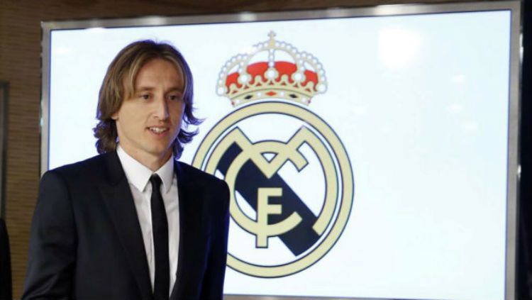 Luka Modric, pemain LaLiga Spanyol yang membela Real Madrid, baru saja pindah rumah bersama keluarga kecilnya. Copyright: © Marca.