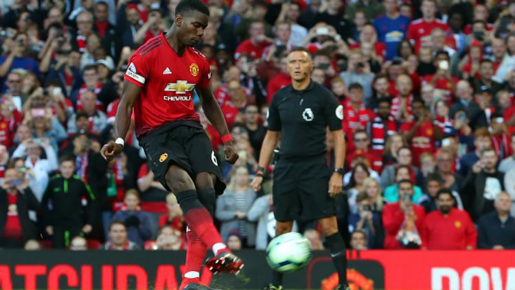 Gelandang Manchester United, Paul Pogba, cetak gol lewat titik putih. Copyright: © Getty Images