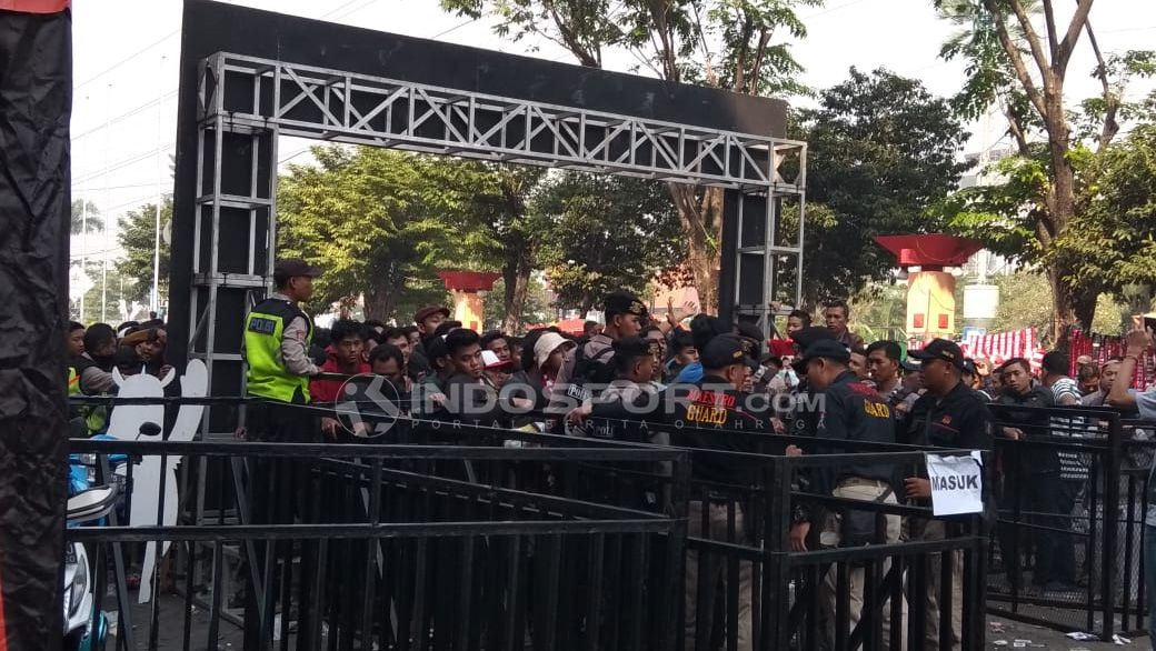 Antrian tiket final piala AFF u-16 Copyright: © Zainal Hasan/Football265.com