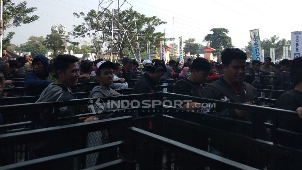 Antrian tiket final piala AFF u-16 Copyright: © Zainal Hasan/Soicaumienbac.cc