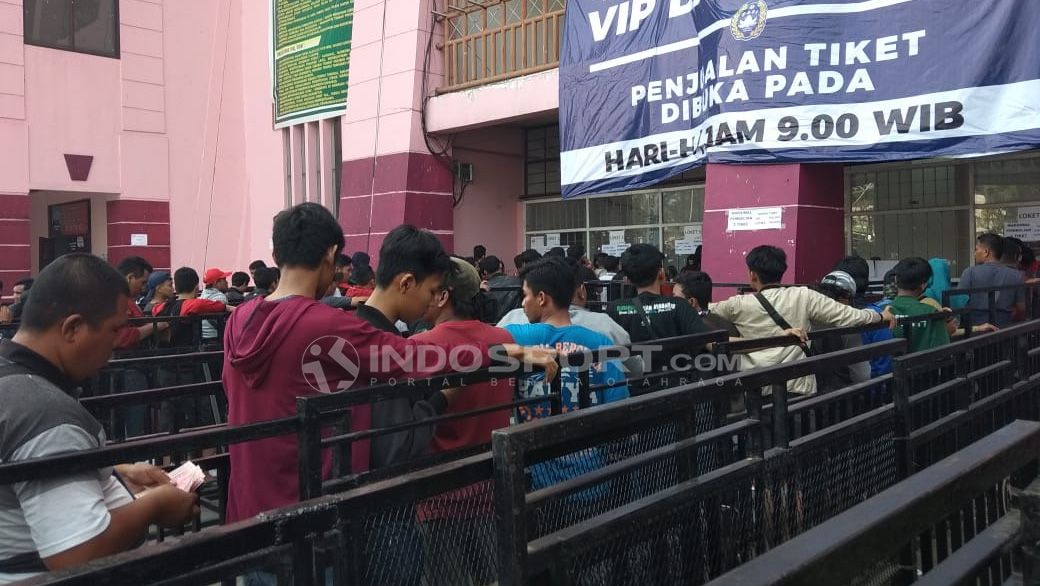 Antrian tiket final piala AFF u-16 Copyright: © Zainal Hasan/Soicaumienbac.cc