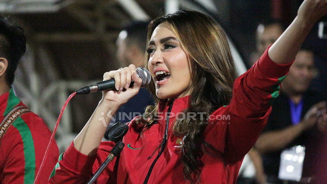 Intan Saumadina saat bernyanyi di Stadion Gelora Delta, Sidoarjo. Copyright: © Fitra Herdian/Indosport.com