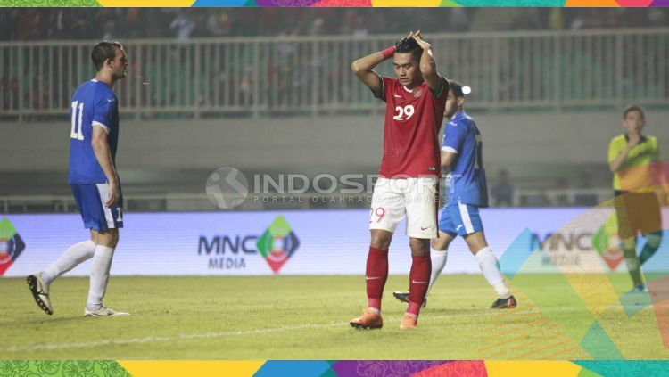 Septian David Maulana gagal cetak gol ke gawang Uzbekistan dari titik penalti. Copyright: © INDOSPORT/Herry Ibrahim