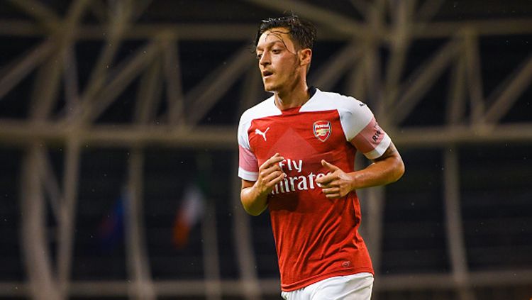 Mesut Ozil, playmaker Arsenal dikabarkan terancam tak dimainkan dalam laga melawan Napoli di Liga Europa. Copyright: © Getty Images