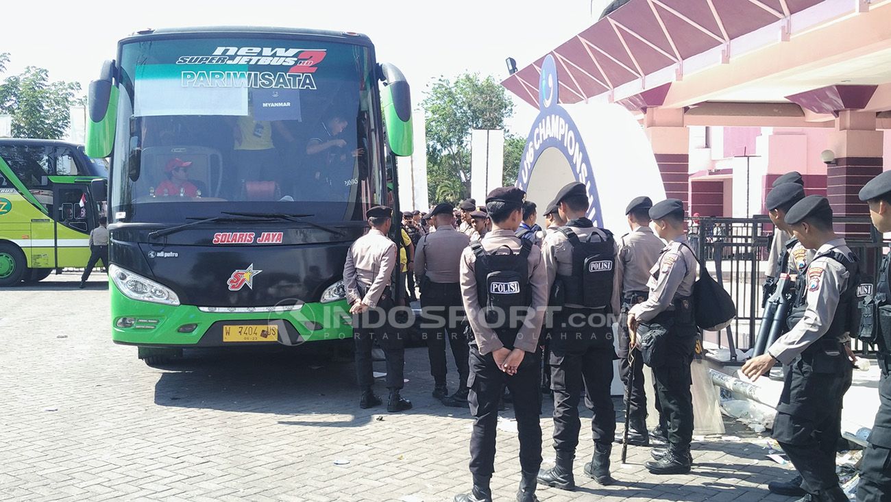Personel keamanan berjaga di sekitar tempat kedatangan pemain. Copyright: &copy; Fitra Herdian/Indosport.com