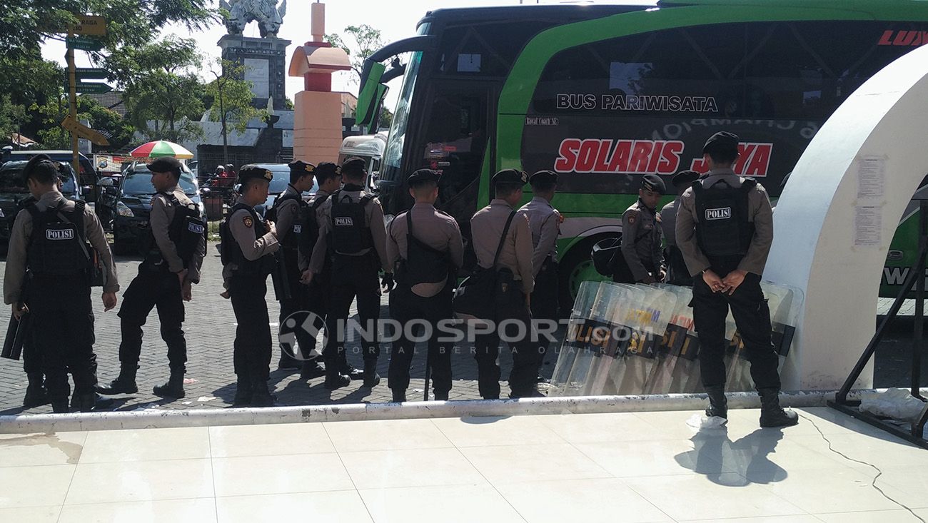 Area di sekitar bus pemain steril dari umum. Copyright: &copy; Fitra Herdian/Indosport.com
