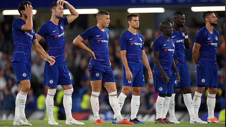Jersey klub Liga Inggris, Chelsea, bocor, penggemar sepak bola protes karena desainnya mirip seragam Crystal Palace. Copyright: © Getty Images