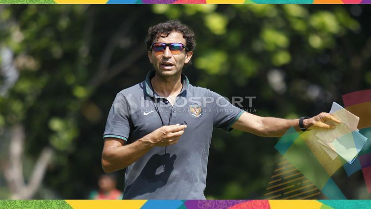 Pelatih Timnas Indonesia U-23, Luis Milla saat memberikan arahan di sesi latihan. Copyright: © Herry Ibrahim/INDOSPORT