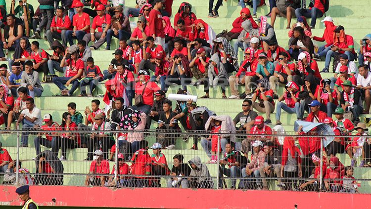 Supporter Indonesia sudah berada di tribun Stadion Gelora Delta, Sidoarjo untuk menyaksikan laga final Piala AFF U-16 antara Timnas Indonesia dan Thailand. Copyright: © INDOSPORT/Fitra Herdian