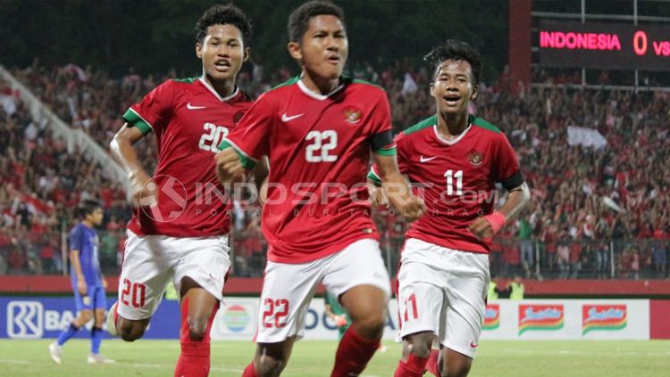 Selebrasi pemain Indonesia U-16 setelah mencetak gol pertama ke gawang Thailand di final Piala AFF U-16. Copyright: © INDOSPORT/Fitra Herdian