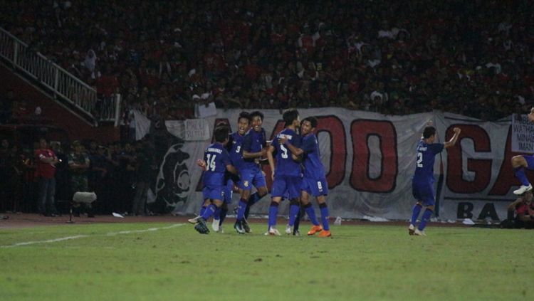 Selebrasi Timnas Thailand U-16 di final Piala AFF U-16. Copyright: © INDOSPORT/Fitra Herdian