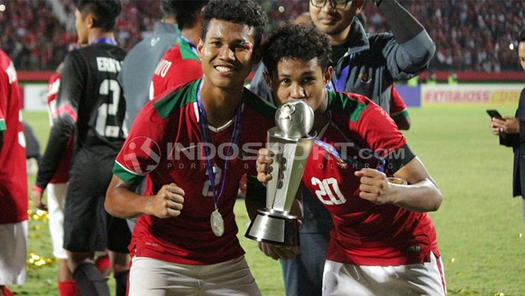 Bagus Kahfi dan Bagas Kaffa merayakan keberhasilan Timnas Indonesia menjuarai Piala AFF U-16 2018 lalu. Copyright: © Fitra Herdian/INDOSPORT