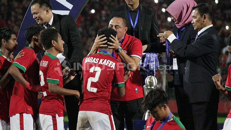 Ketum PSSI, Edy Rahmayadi, memberikan ciuman kepada para pemain muda Timnas Indonesia. Copyright: © Fitra Herdian/INDOSPORT