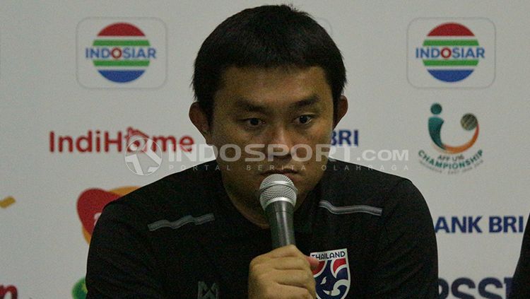 Pelatih Thailand U-16 Thongchai Ringreangleas saat konfrensi pers. Copyright: © Fitra Herdian/INDOSPORT