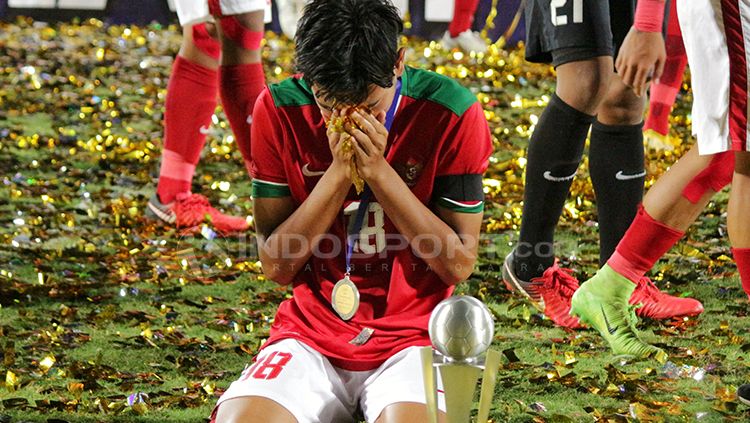 Tangis haru Brylian Aldama usai Indonesia U-16 berhasil juara. Copyright: © Fitra Herdian/INDOSPORT