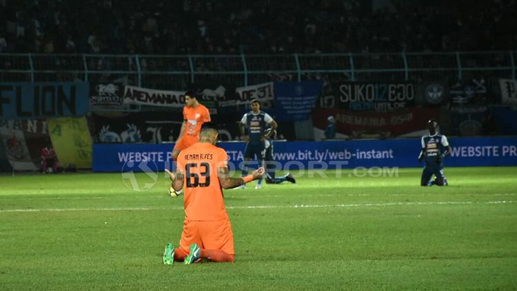 Renan Da Silva memanjat doa kepada Tuhan untuk kesuksesan Borneo FC. Copyright: © Ian Setiawan/INDOSPORT