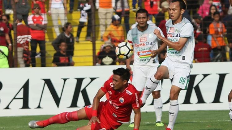 Pemain Persija Jakarta mendapat tekel keras dari pemain PSMS. Copyright: © PSMS Medan