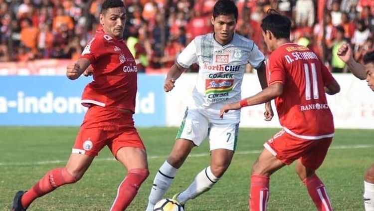 Pemain PSMS Medan dikawal dua pemain Persija. Copyright: &copy; PSMS Medan