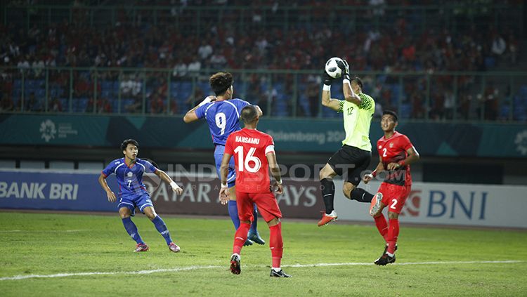 Andritany Ardhiyasa berhasil mengemas bola dari serangan pemain Taiwan. Herry Ibrahim Copyright: © Herry Ibrahim/INDOSPORT