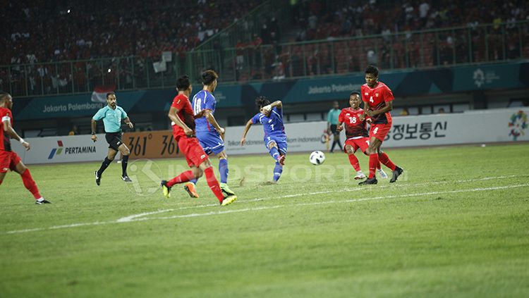 Pemain Taiwan tengah mengeksekusi bola ke arah gawang Timnas Indonesia. Copyright: © Herry Ibrahim/INDOSPORT