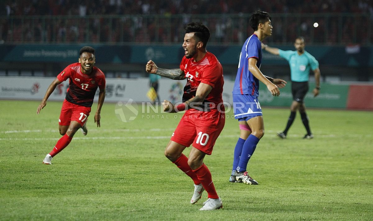 Stefano Lilipaly akan melakukan selebrasi dan disusul oleh Saddil Ramdani. Herry Ibrahim Copyright: © Herry Ibrahim/INDOSPORT