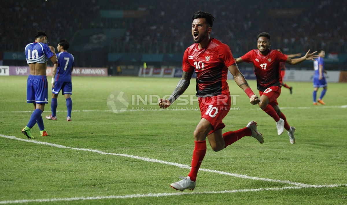 Stefano Lilipaly akan melakukan selebrasi dan disusul oleh Saddil Ramdani. Copyright: © Herry Ibrahim/INDOSPORT