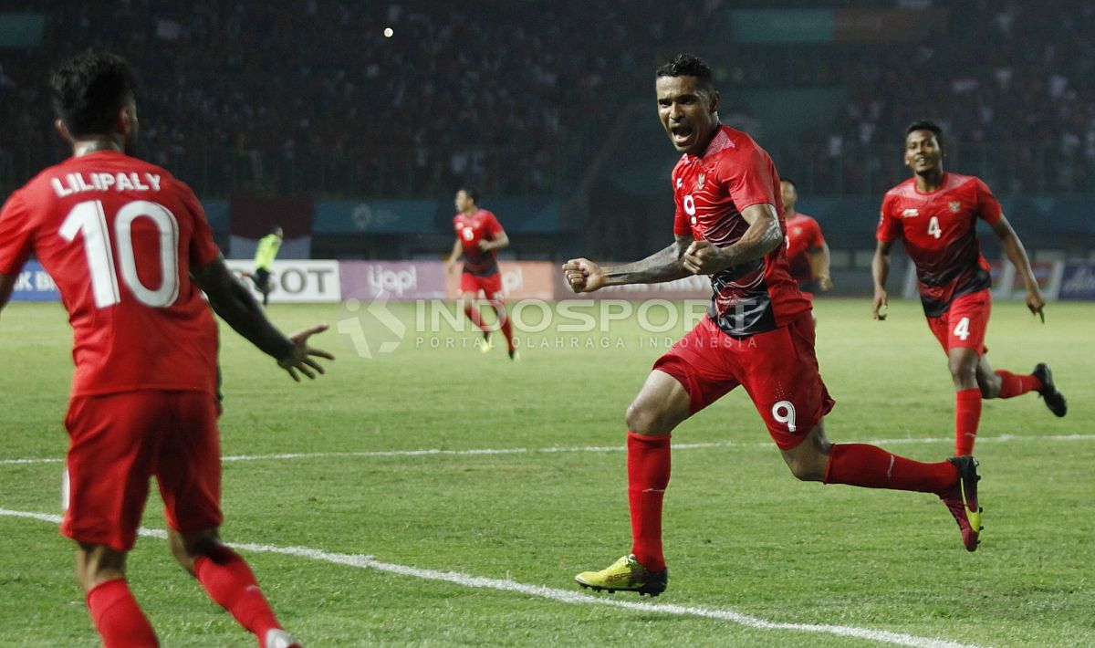 Beto Goncalves akan melakukan selebrasi dengan menghampiri Stefano Lilipaly. Beto Goncalves Copyright: © Herry Ibrahim/INDOSPORT