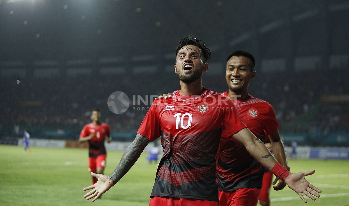 Stefano Lilipaly melakukan selebrasi dan disusul oleh Muhammad Hargianto. Herry Ibrahim Copyright: © Herry Ibrahim/INDOSPORT