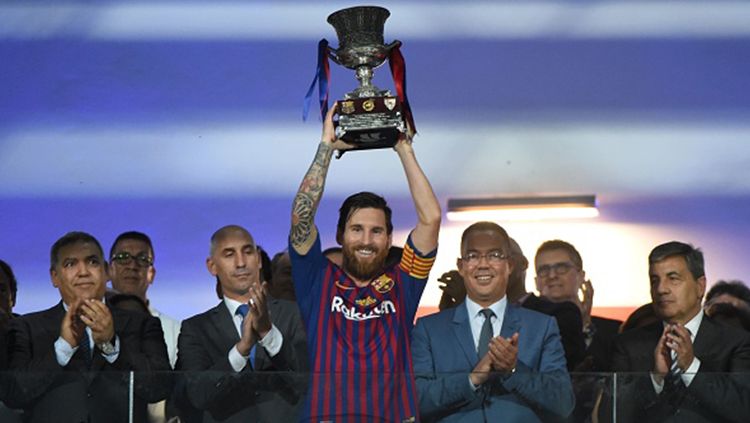 Barcelona mengangkat trofi juara Piala Super Spanyol 2018. Copyright: © Getty Images