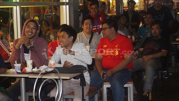 The Reds Tangsel saat nonton bareng laga Liverpool vs West Ham. Copyright: © Dimas Ramadhan/INDOSPORT