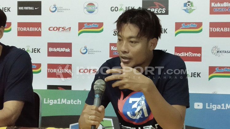 Kapten Arema FC, Hamka Hamzah, saat konferensi pers. Copyright: © Ian Setiawan/INDOSPORT