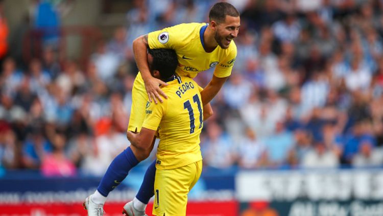Pedro dan Eden Hazard selebrasi usai cetak gol dalam laga Huddersfield vs Chelsea. Copyright: © Getty Images