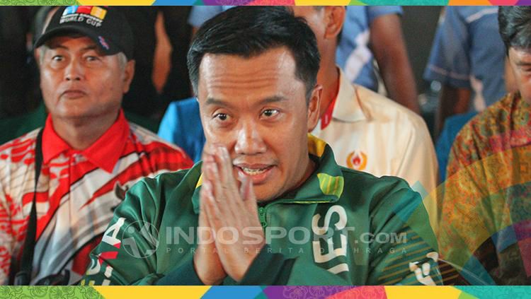 Kemenpora Imam Nahrawi rela jadi tukang pijat untuk atlet Indonesia. Copyright: © Fitra Herdian/INDOSPORT