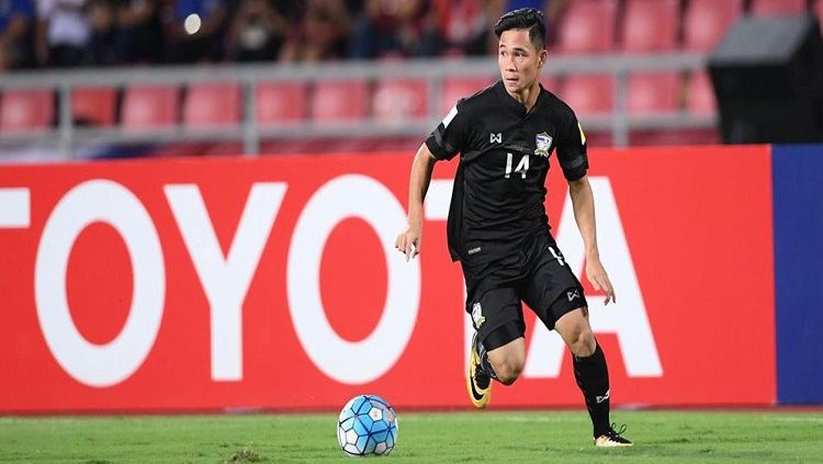 Supachok Sarachat mendapat pujian dari Akira Nishino pasca kemenangan 3-0 Thailand atas Timnas Indonesia. Copyright: © bolasport