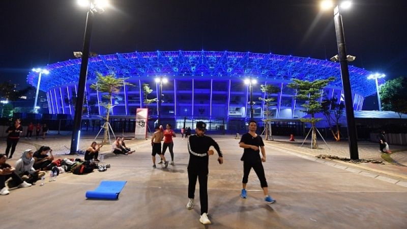 Aktivitas olahraga di sekitar Gelora Bung Karno, Jakarta. Copyright: © Getty Images