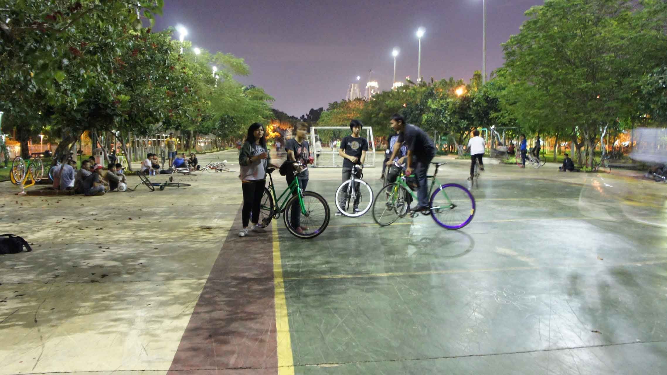 Taman Menteng di malam hari, suka dijadikan tempat untuk bermain futsal hingga bersepeda. Copyright: © twidharyoko.wordpress.com