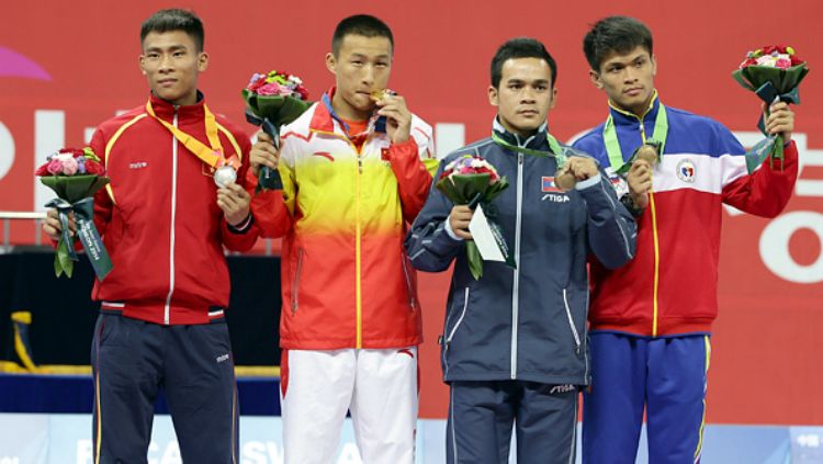 Atlet wushu Laos di Asian Games 2014, Khamla Soukaphone (kedua dari kanan). Copyright: © INDOSPORT