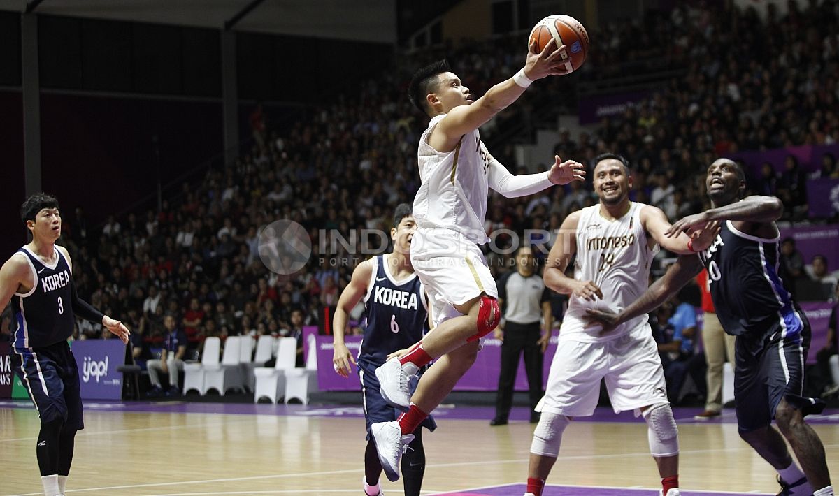 Andakara Prastawa melakukan lay up. Copyright: © Herry Ibrahim/Indosport.com