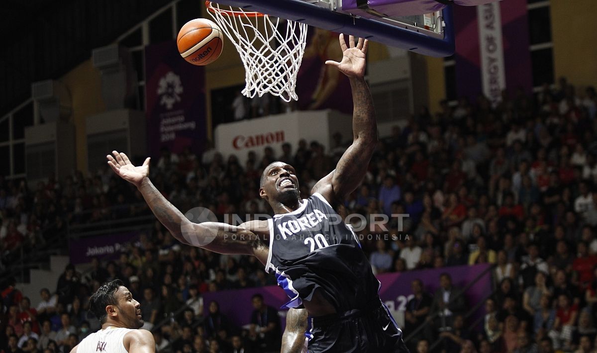 Pebasket Korea, Ricardo Preston Ratliffe mencoba melakukan rebound. Copyright: © Herry Ibrahim/Indosport.com