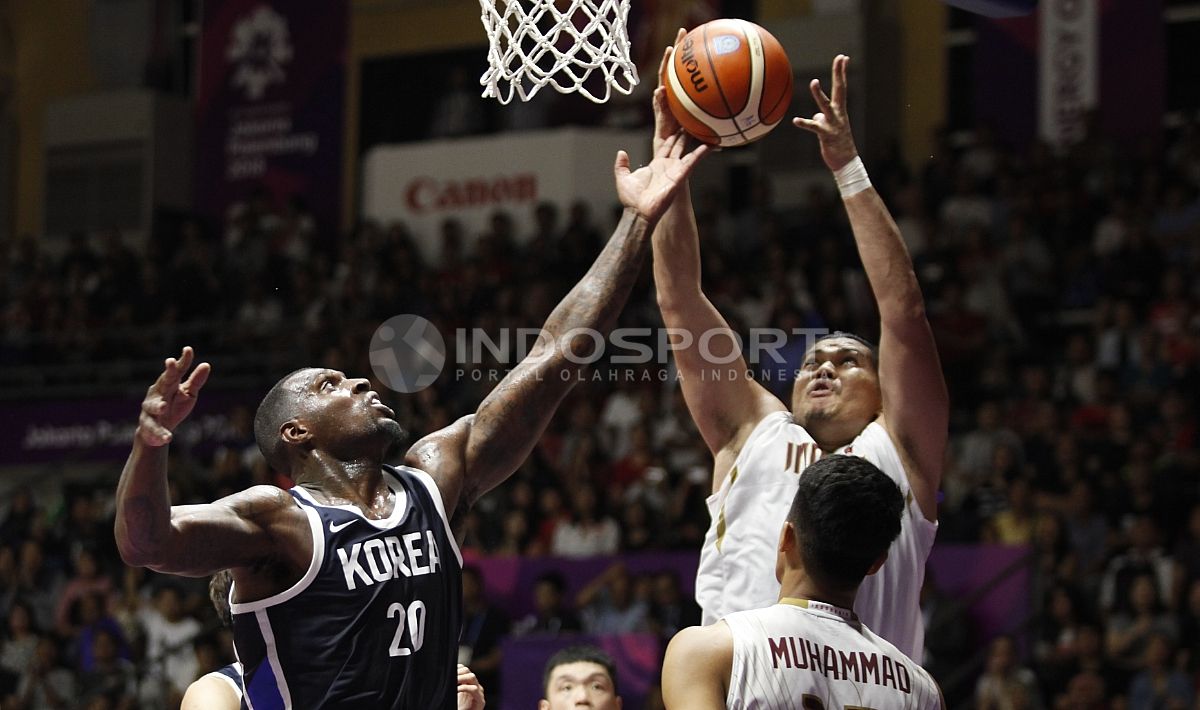 Perebutan bola antara pebasket Indonesia, Valentino Wuwungan dengan pemain Korea, Ricardo Preston. Copyright: © Herry Ibrahim/Indosport.com