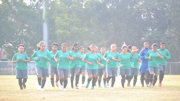 Skuat Timnas Sepak Bola Wanita Indonesia sedang berlatih jelang lawan Maladewa, Copyright: © muhammad effendi/INDOSPORT