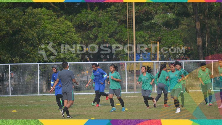 Skuat Timnas Sepak Bola Wanita Indonesia saat melakukan latihan di ajang Asian Games 2018. Copyright: © INDOSPORT/Muhammad Effendi