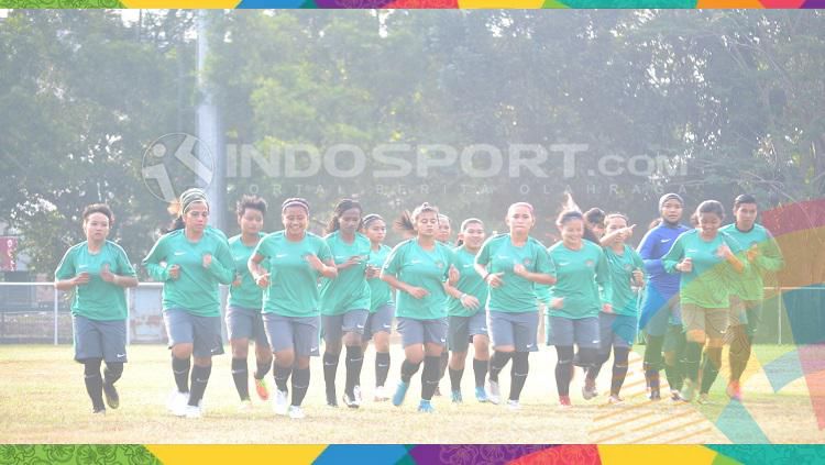Skuat Timnas Sepak Bola Wanita Indonesia sedang berlatih jelang lawan Maladewa Copyright: © INDOSPORT/Muhammad Effendi
