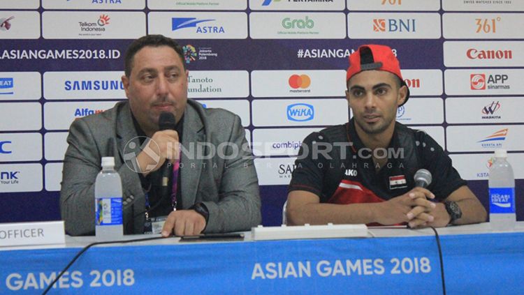 Pelatih Suriah U-23, AL Fakeer Muhammad ‎ditemani pemainnya Al Baher Mahmood. Copyright: © Arif Rahman/INDOSPORT