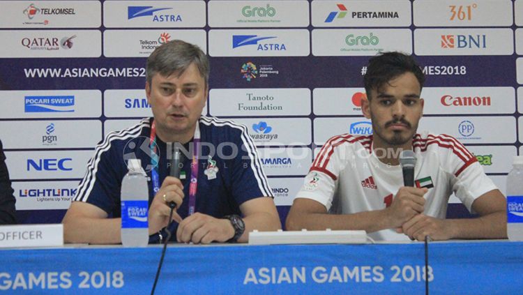 Pelatih Uni Emirat Arab, Skorza Magiet (kiri) ditemani pemainnya Alyahyaee Ali ‎(kanan). Copyright: © Arif Rahman/INDOSPORT