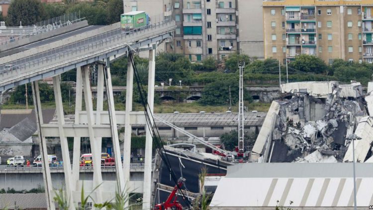 Kondisi Jembatan di Genoa yang runtuh. Copyright: © AP