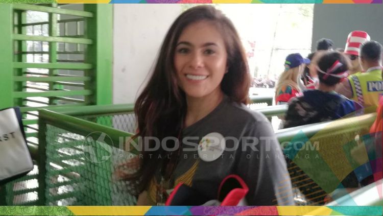 Ditemani Dian Satrowardoyo, artis seksi pegiat olahraga, Wulan Guritno, semringah belajar tenis, hingga pose cantiknya buat netizen ingin membawakan raketnya. Copyright: © Petrus Manus Da Yerrimon/INDOSPORT